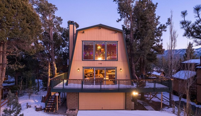 HUGE 3-story modified A-frame w/deck, forest views, hot tub, 10 mins from slopes in Big Bear