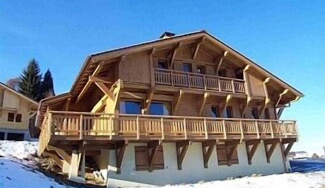 Huge Chalet in Combloux, sleeps up to 14, 5mins access to huge Evasion ski area. in Combloux