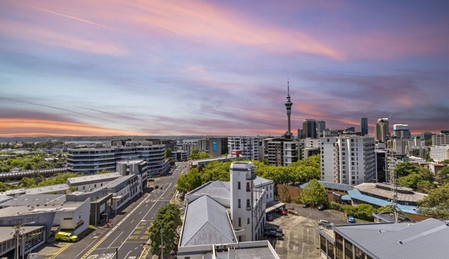 Iconic Skyline Modern Abode with Free Parking