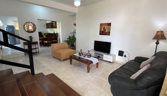 Ideal House for Families: Open Spaces, Equipped Kitchen and Secure Parking. in Santo Domingo Este