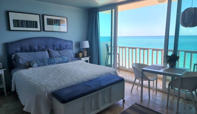 Immaculate Beachfront Studio great view & location, next to Condado Marriott, PR in Condado