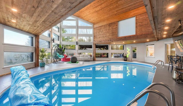 Indoor Heated Pool Outdoor Hot Tub Sports Building 15 acres Woodlands in Erin
