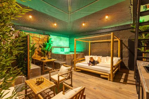 INTENSE Senses Experience - Suites wellness avec piscine, jacuzzi, sauna, billard etc in Manage