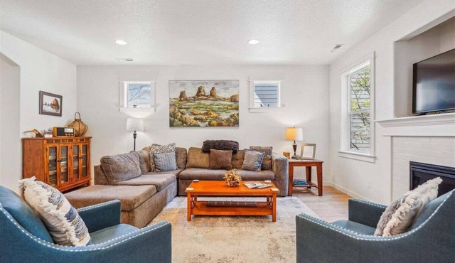 Kenai Retreat - Covered Patio & Fireplace! in Cannon Beach
