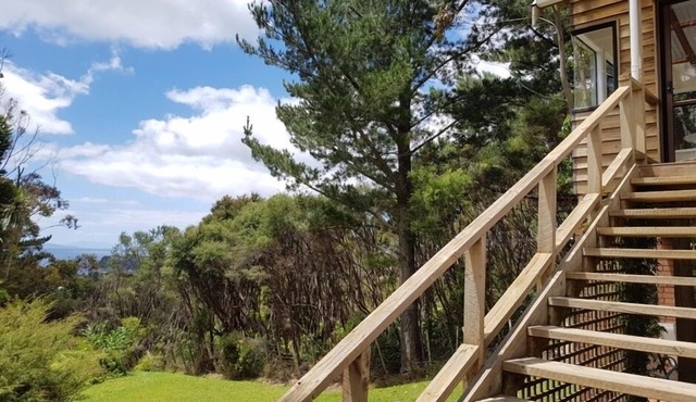 Kereru Cottage - private bach with sea view