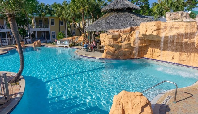 Lazy Daze 10AU-Beautiful Poolside Cottage with Loft @ the Purple Parrot in Pensacola