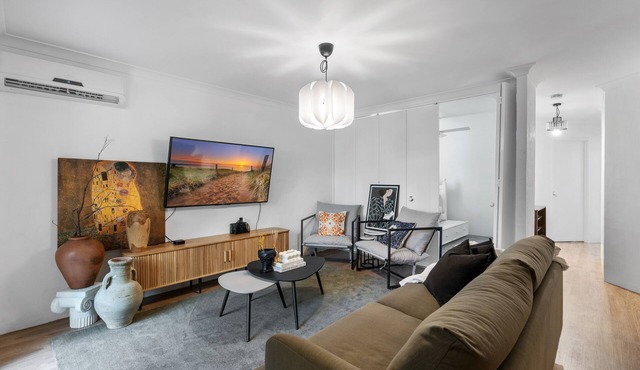 Leafy central stylish apartment in great location. in South Perth