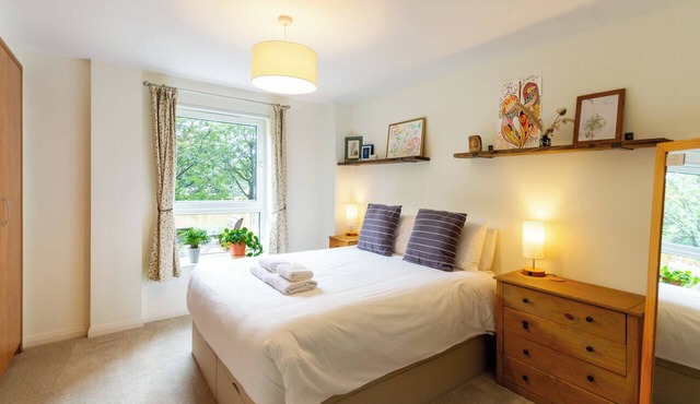Leafy Leith 2BDR Retreat with a Private Balcony in Edinburgh