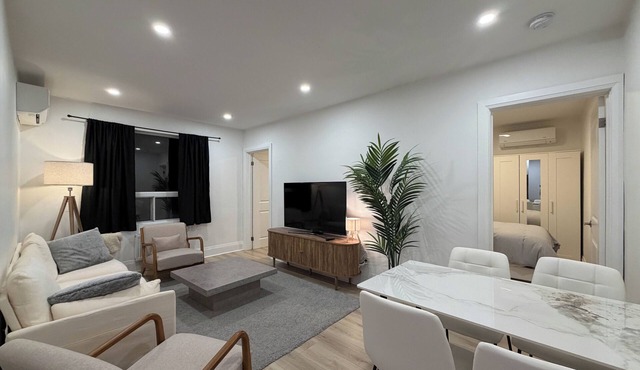 Leaside 2BR with parking and laundry, family and pet friendly neighbourhood in Toronto