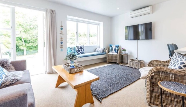 Light-filled Newly Renovated 3 Bedroom Villa in Remuera in Auckland