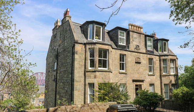 LILYBANK APARTMENT, pet friendly, with open fire in South Queensferry in South Queensferry