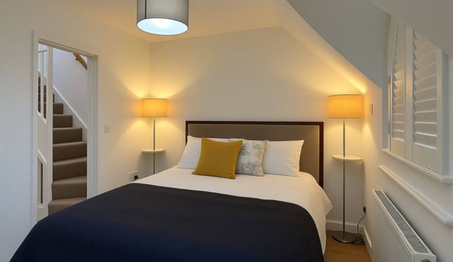 London 3 Bedroom Home - Private Garden, Free Parking, Near Tower of London!