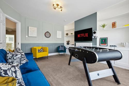 LONG TERM STAY SPECIAL OFFER AVAILABLE! 5-Bedroom Spacious, Stunning Design, Sociable Areas & Cosy House Near South Downs Park, Sleeps 11 with GAMES Room, PRIVATE PARKING and GARDEN - by Blue Puffin Stays in Waterlooville