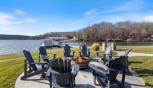 LOTO Pointe, Updated Luxury Home w/Boat & PWC Slip, Boat Ramp, Firepits, Pool Table & More! in Versailles