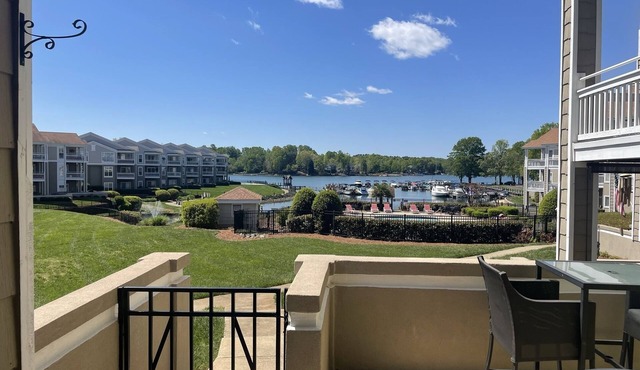 Lovely 1st Floor, Waterfront 2 Bedroom Condo with Pool, Pickleball and Tennis in Davidson