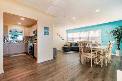 Lovely vacation home 1 block from beach & downtown Gulfport in St. Petersburg