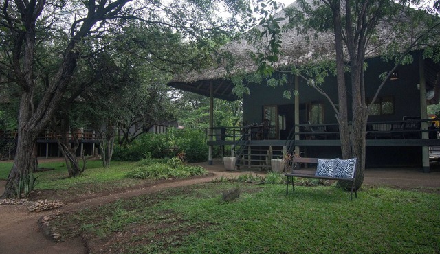 Lulu Safaris on Kruger in Phalabrowa offers family Villa, 2.5km from Kruger park in Phalaborwa