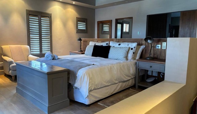 Luxurious 5-Bedroom Villa with Private Pool in Knysna in Knysna