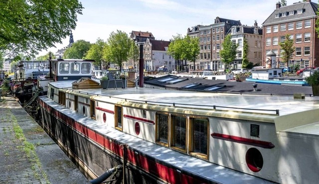 Luxurious boutique houseboat - Forepeak Suite in Amsterdam