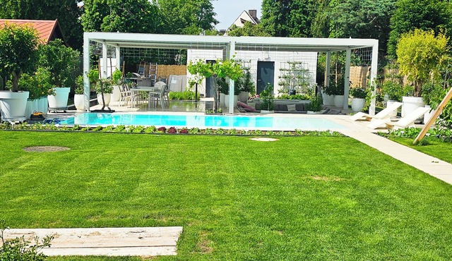 Luxurious Large Home + Pool + Garden + Koi Pond