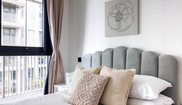 Luxury 2BR Apartment with A/C- Wapping