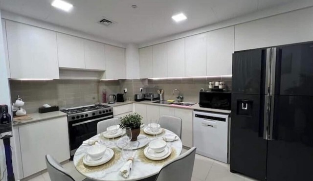 Luxury 2BR w/Pool, Gym & Balcony – Zahra Breeze