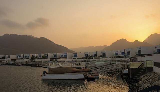 Luxury 3BR Villa with Majlis, Marina & Mountain View, Sleeps 9, Al Dana Villa
