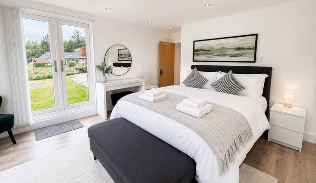 Luxury 5BDR Riverside Retreat near Uxbridge