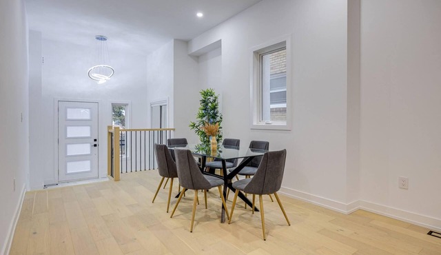 Luxury 6 BDRM Entire Home in Lakeshore Toronto in Toronto