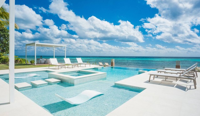 Luxury 6 Bedroom Villa on the Beach in Bodden Town in Breakers