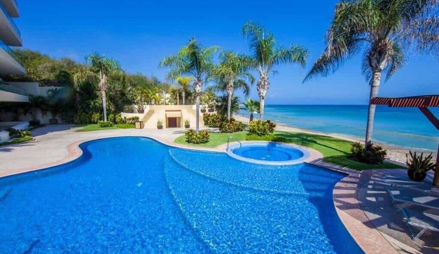 Luxury Beachfront Condo Ocean View & Infinity Pool