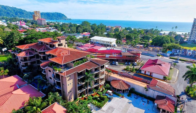 Luxury Condo a block away from Jaco Beach w/two pools in Jaco