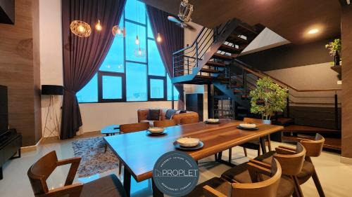Luxury Duplex Suite 4 pax Netflix Wifi Selayang KL in Batu Caves
