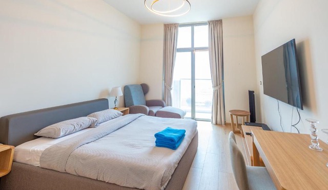 Luxury Escapes - Cozy Studio In front of Metro Stn - Access to Gym & Pool - Aura Azizi