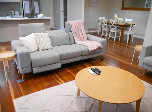 Luxury Home in Yowie Bay - pet friendly in Miranda