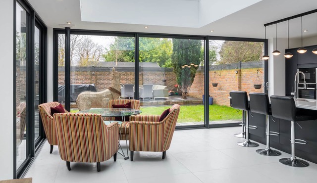 Luxury Modern Spacious 3 Bedroom House in Shepperton - Great location - Heathrow in Sunbury-on-Thames