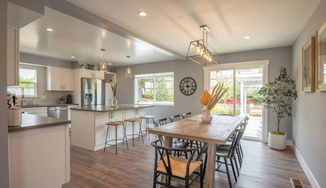 Luxury modern home with backyard and golf simulator! in Seaside
