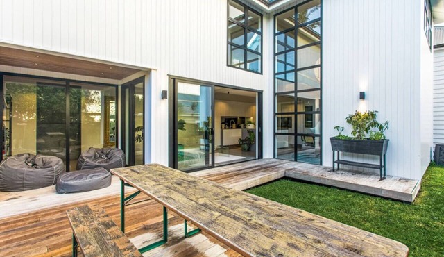 Luxury Executive Family Home with Parking & Spa