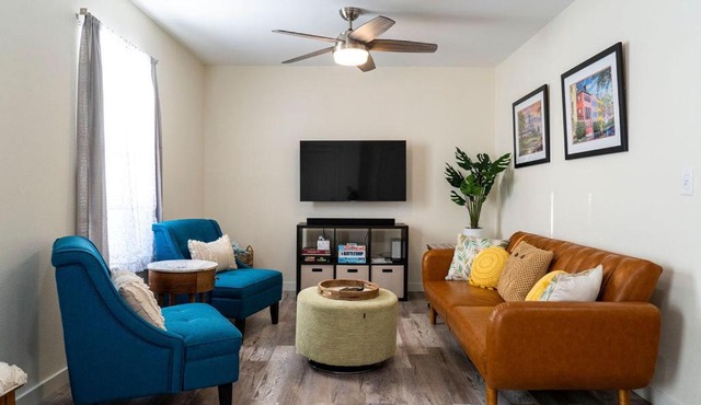 Madrona's Cottage B- Fully fenced and pet friendly in Charleston