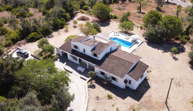 Magnificent 5 bedroom villa, 4 bathrooms, calm, great view, very well located in Loulé