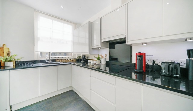 Magnificent Flat across Harrods