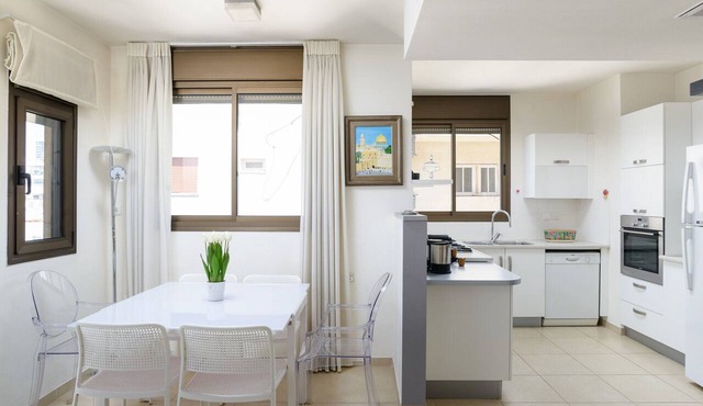 MAMAD Airy & Bright with Balcony & Parking steps from Beach by FeelHome