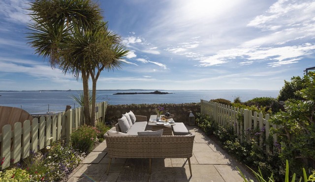 Mariners Cottage - a beautifully refurbished pet friendly 18th Century fisherman's cottage with sea in Mousehole
