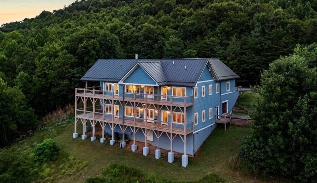 Massive Mountain Retreat, 12 Miles to Asheville! in Candler