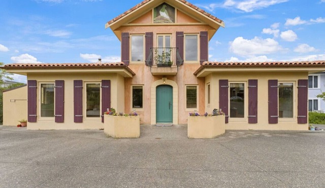 Mediterranean Coastal Charm with Great Views in Auckland North Shore