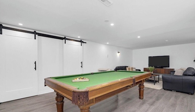 Minutes from Osprey golf! Full modern home in Alton with pool table and sauna. in Alton