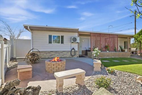 Modern 1BR Retreat with BBQ & Fire Pit - Near Downtown in Las Vegas