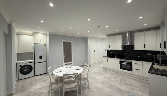 Modern 1BR Wembley | Free Parking | Best Location in Wembley