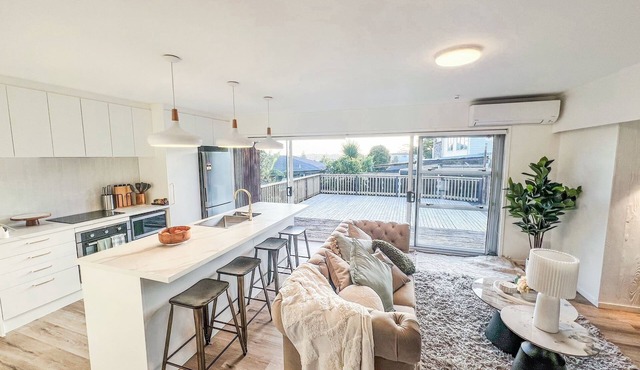 Modern 6BR Group Retreat | Sleeps 13 Free Parking Deck in Auckland