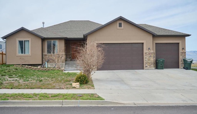 Modern 7 bedroom 4 bathroom home Tooele 16 Guests in Tooele